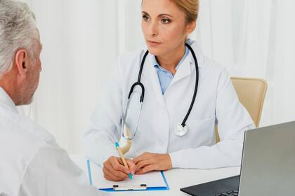 Cuando se requiera un examen médico para determinar la admisibilidad del solicitante, la persona deberá ser examinada por un profesional designado