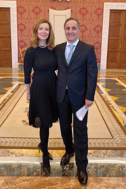 Cuando se reunió con el Sumo Pontífice, en el Vaticano, en 2019, Nunzia asistió con su marido. Por la investigación que realizó para sus libros religiosos, que vincula Argentina e Italia, fue nombrada Cavaliere della Stella d’Italia. También es Dama Commendatore de la Sagrada Orden militar Costantiniana de San Jorge, la orden más antigua del mundo.