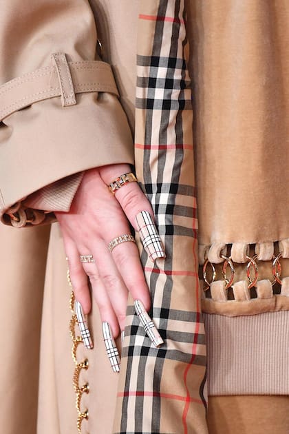 Cuando se trata de moda, la cantante estadounidense no deja detalle librado al azar, valiéndose de accesorios e imprimiendo su estilo hasta en las uñas, con trabajados nail arts