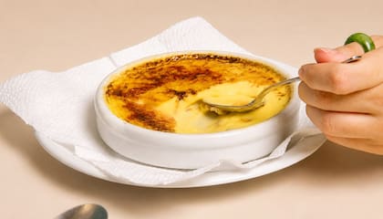 “Cuando se utiliza vaina de vainilla natural, la diferencia se percibe tanto en la profundidad del sabor como en la presentación, gracias a los puntitos que quedan visibles en la crema”, dice Iraola