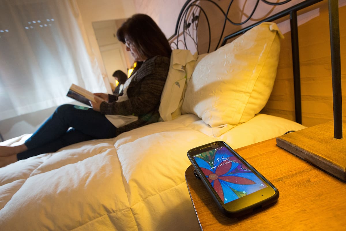 Cuando se va a dormir, Mariana Collarini deja el celular cargando en la cocina