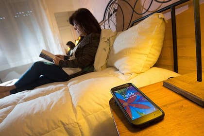 Cuando se va a dormir, Mariana Collarini deja el celular cargando en la cocina