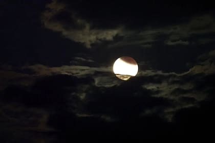 Cuando sólo una parte de la Luna entra en la sombra de la Tierra, el evento se denomina eclipse lunar parcial
