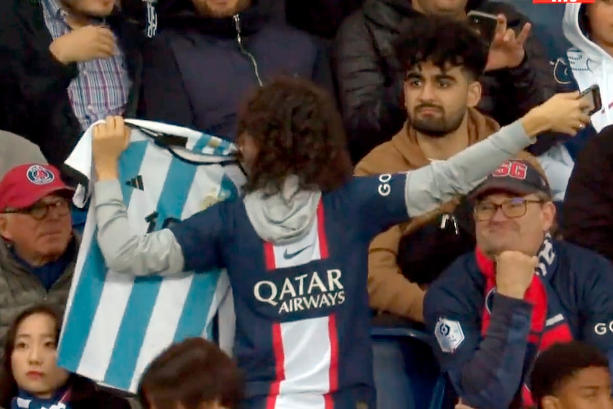 Cuando sonaban chiflidos a Lionel Messi en el Parque de los Príncipes durante el partido de PSG con Ajaccio, un hincha mostró una camiseta argentina con el número 10.