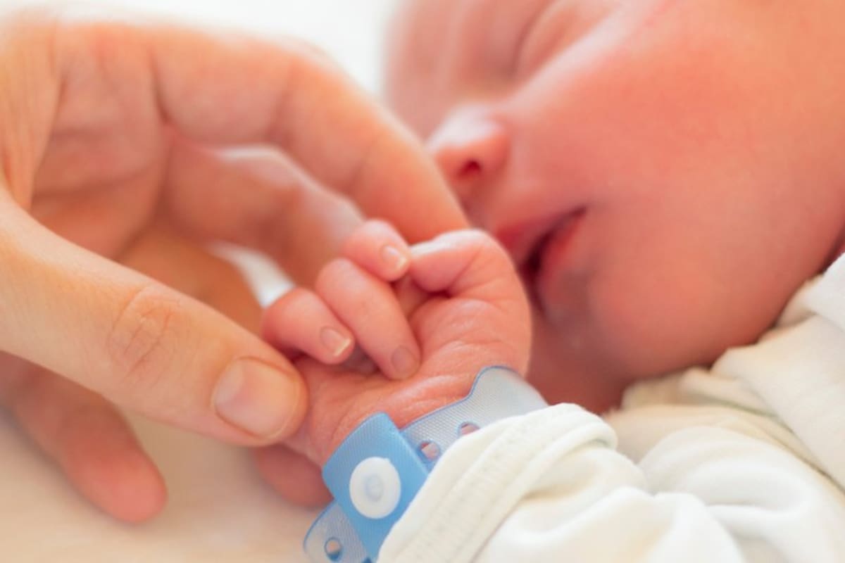 Cuando Spinraza se administra en bebés de días o semanas de edad, impide el inicio de la enfermedad, señaló Krainer. Muchos familiares piden a sus gobiernos el cribado neonatal para AME, una prueba para detectar la enfermedad en bebés recién nacidos.