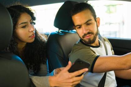 Cuando subcontratamos tareas cognitivas a la tecnología (como volar un avión, navegar o emitir un juicio), las investigaciones muestran que podemos perder la capacidad de realizar esas tareas nosotros mismos