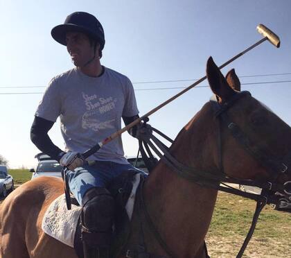 "Cuando tengo el mínimo tiempo, me escapo para jugar al polo. Es como el psicólogo que me ayuda desconectar de la intensidad del rugby”, dice Quesada