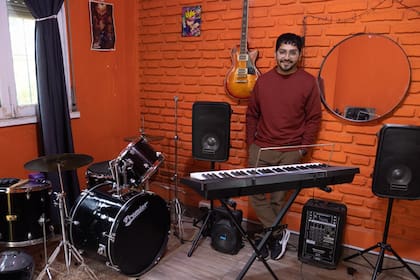 Cuando termina su jornada laboral, la oficina de Leonel se convierte en un estudio de grabación