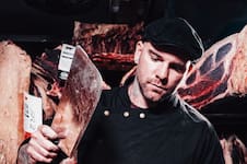 Abre solo los sábados, le compran chefs premiados y rescató el sabor perdido de la carne que comía su abuelo en España