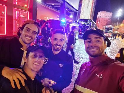 Cuando terminó el partido se encontraron con Manuel Lanzini, jugador argentino del equipo londinense, y se sacaron una foto
