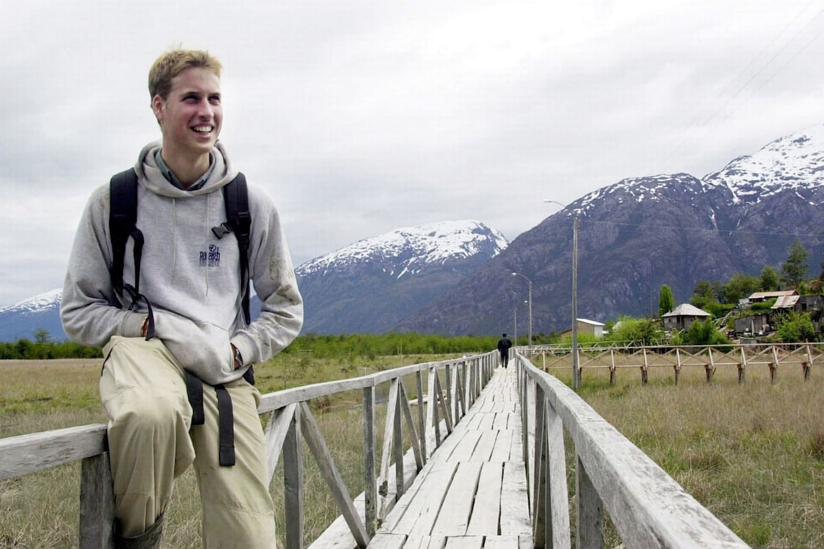 Cuando terminó la secundaria, el príncipe William viajó por nuestra región y por África para participar de proyectos comunitarios y medioambientales. Desde el primer día quiso ser tratado como uno más y nunca se quejó por nada ni siquiera cuando le tocaba limpiar baños