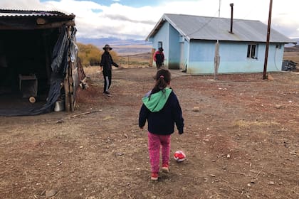 Cuando tienen un rato libre, Shaiela y Jhonatan se ponen a jugar al fútbol