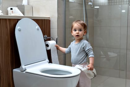 Cuando transitan la etapa de dejar los pañales, los chicos manifiestan su interés con preguntas o copiando a los adultos en situaciones que se relacionan con ir al baño