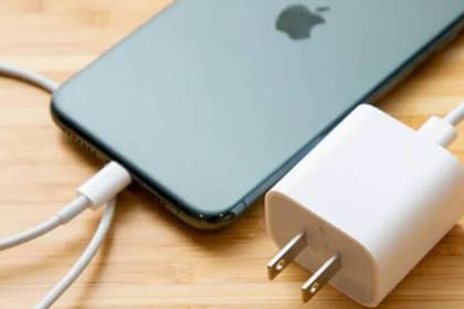 Cuando tu iPhone no carga, un sencillo truco de limpieza con un palillo podría ser la solución, según un experto