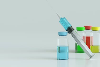 Cuando un bebé nace, en el hospital le aplican las primeras vacunas y le entregan a sus padres una Libreta de vacunación, un documento que se debe conservar ya que en él se anotarán todas las vacunas que recibe hasta la edad adulta.