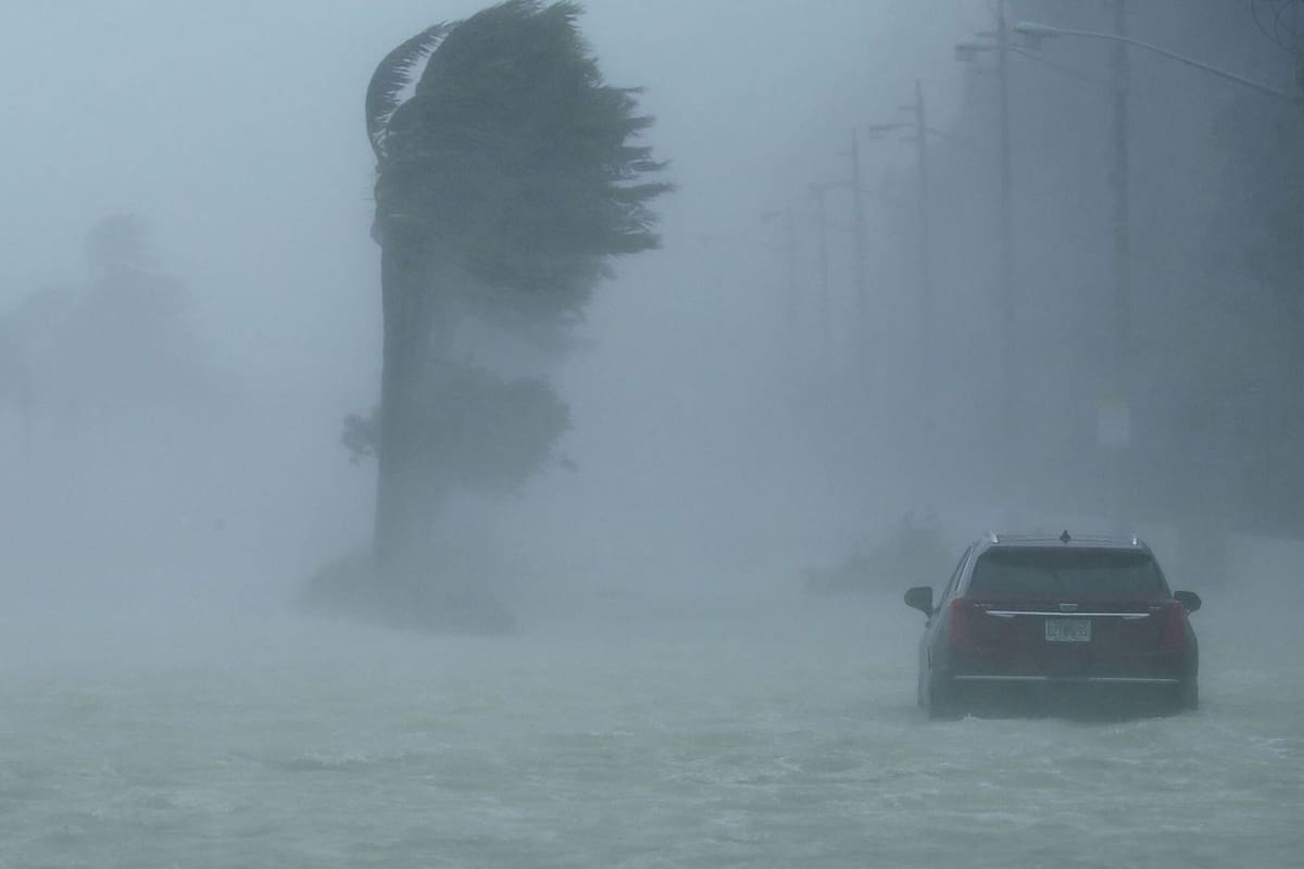 Cuando un huracán toca tierra en un territorio continental suele producir vientos dañinos, lluvias torrenciales y severas inundaciones