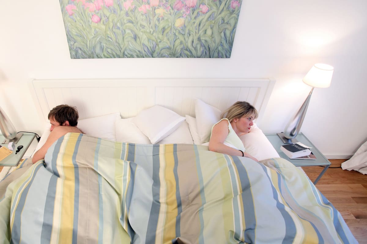 Cuando una pareja tiene un problema en la cama lo mejor es sincerarse y preguntarse qué se espera del otro -y de uno mismo- en relación con el sexo. Crédito: Bodo Marks / dpa-tmn