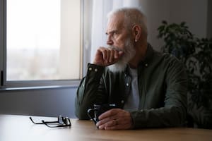 Según la psicología, existe un motivo por el que algunas personas mayores se vuelven más silenciosas