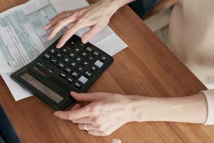 Cuando una persona se queda sin efectivo disponible en el momento equivocado, el sistema ofrece financiamiento caro (Pexels/Mikhail Nilov)