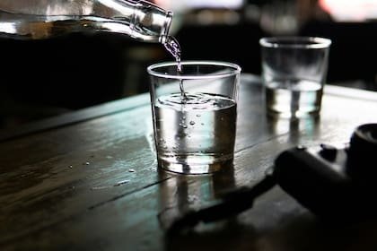 Cuando uno se deshidrata, hay menos agua en la sangre y la glucosa se concentra más