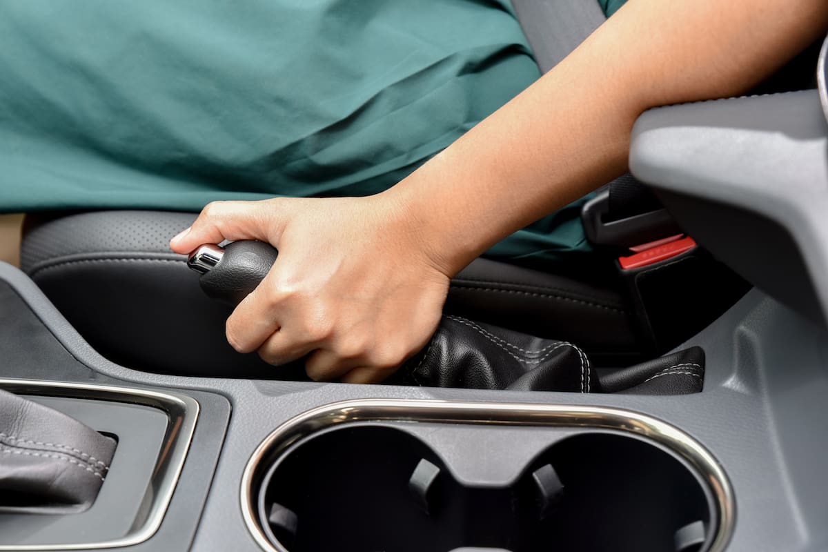 Cuándo usar y cuándo no el freno de mano del auto