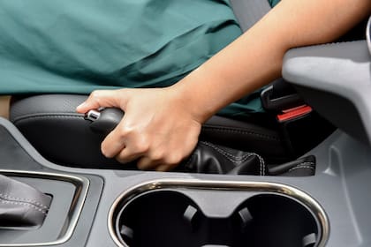 Cuándo usar y cuándo no el freno de mano del auto