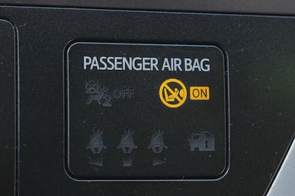 Cuando viajan menores adelante se debe desactivar el airbag del acompañante