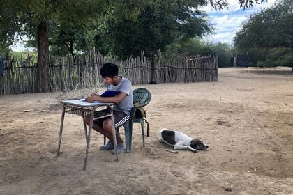 Cuando vuelve de la escuela, Kevin saca el banco que la escuela le regaló porque no tenía un escritorio en su casa, para hacer la tarea