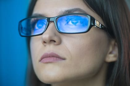 ¿Cuánta luz azul realmente filtran los anteojos para mirar la computadora?