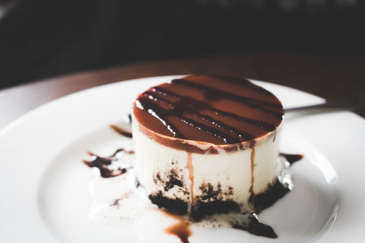 Cuánto más tentador es un postre si lleva el nombre del lugar, ¿no? Como mínimo, te da la certeza de que estás pidiendo el recomendado de la casa. Y eso no es poco.