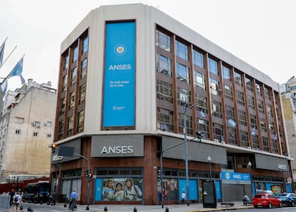 Cuánto paga la Anses a los titulares de sus prestaciones este mes