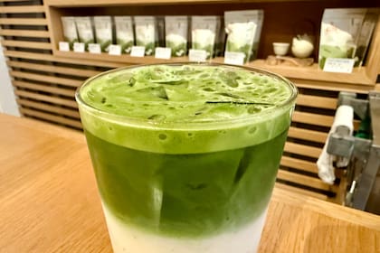 ¿Cuánto por un matcha? Precios del popular té en polvo se disparan por demanda global