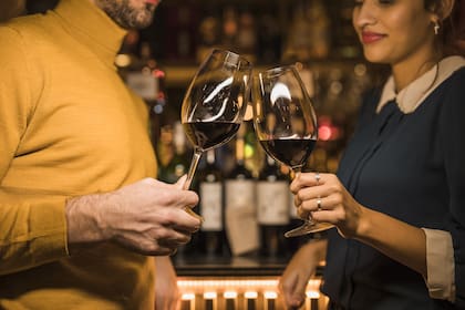 "El vino viene perdiendo terreno frente a otras bebidas como la cerveza artesanal porque no supo llegar bien a los millennials, al público más joven", dice Aron