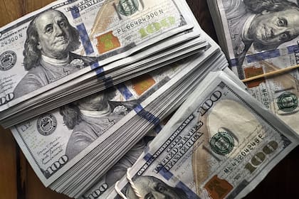 Cuántos dólares guardan los argentinos fuera del sistema financiero, según el Indec