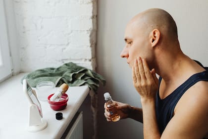 Cuantos más productos se añaden al cutis luego es más difícil remover los desechos en una limpieza facial