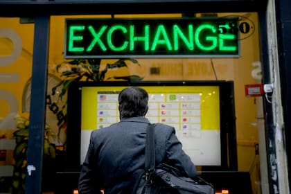 Cuántos pesos se necesitan para comprar US$100 (AP Foto/Natacha Pisarenko, Archivo)