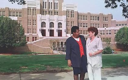 Cuarenta años después, Elizabeth Eckford y Hazel Bryan volvieron a posar juntas frente a Central High School. Will Counts, el mismo fotógrafo de 1957, volvió a retratarlas el 22 de septiembre de 1997