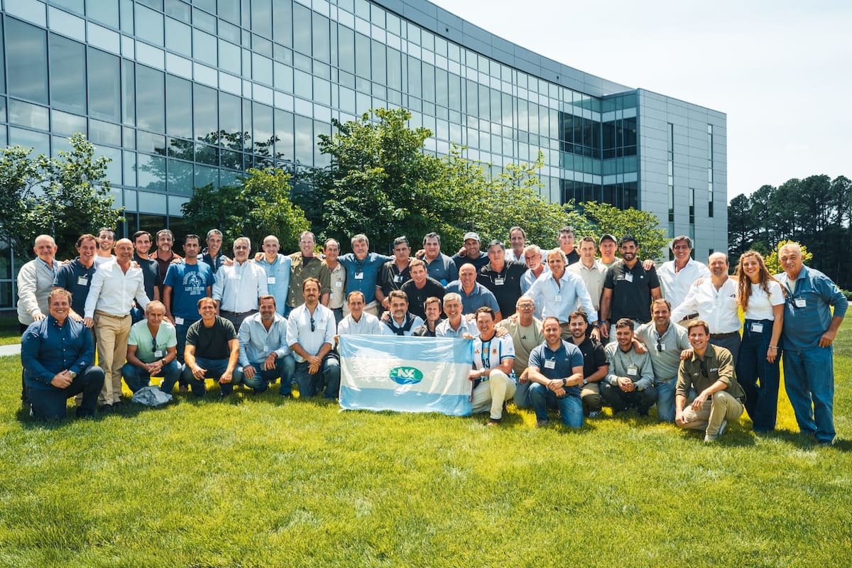 Cuarenta productores visitaron los principales centros de I+D de Syngenta y observaron el proceso de mejoramiento genético