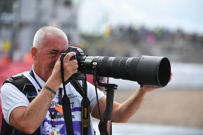 Cuarenta y dos años cargando la cámara para apostarse en una buena curva de un autódromo; "creo que eventualmente tendré que apagar mis cámaras en algún momento. Y disfrutar una vida fuera de ella, creo, no sé, pero todavía la disfruto ahora".