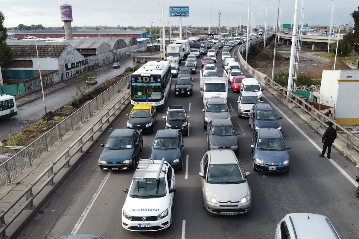 Cuarentena estricta hasta el 17 de julio, largas colas en el acceso a Capital a la altura de puente La Noria