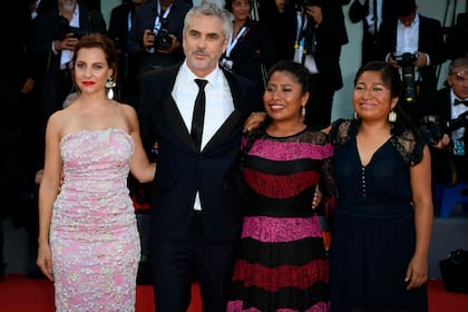 Cuarón junto al elenco de Roma