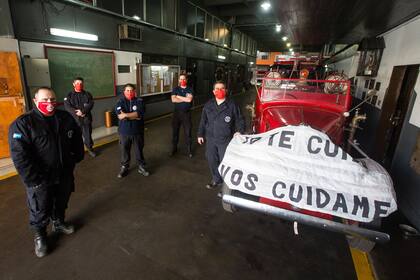 La autobomba más antigua del cuartel, que no se utiliza en operativos, con el tapabocas gigante