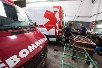 La restauración de un viejo metegol, uno de los proyectos del grupo
