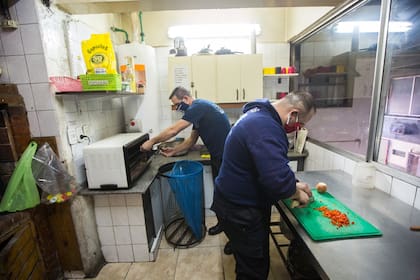 La labor de la cocina, va rotando entre los diferentes compañeros