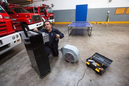 Durante el día, y mientras no surgen operativos, los bomberos realizan todo tipo de actividades de mantenimiento en el cuartel
