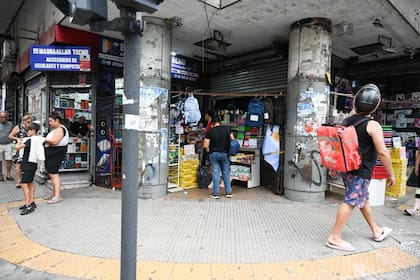 Cuarto paro general de la CGT en la gestión Milei. Comercios abiertos en el barrio de Once