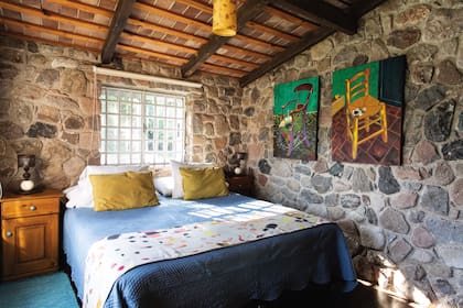 Cuartos ambientados con el espíritu de Frida Kahlo, Picasso y Van Gogh forman parte de este hotel serrano que también ofrece suites de tono moderno.