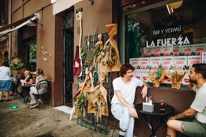 Cuatro amigos se propusieron recuperar la tradición del vermú y dieron vida tanto a este bar como a una variante homónima de la bebida.