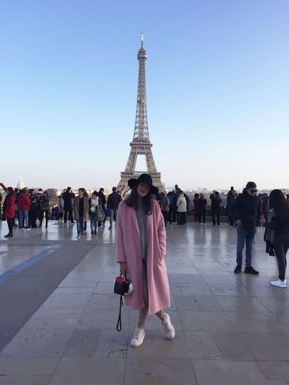 Cuatro años atrás, Emilia partió a Francia para convertirse en perfumista.