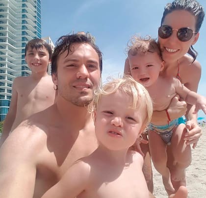 Cuatro años atrás en la playa con su amor y sus tres
herederos, Beltrán, Joaquín y Tomás.
